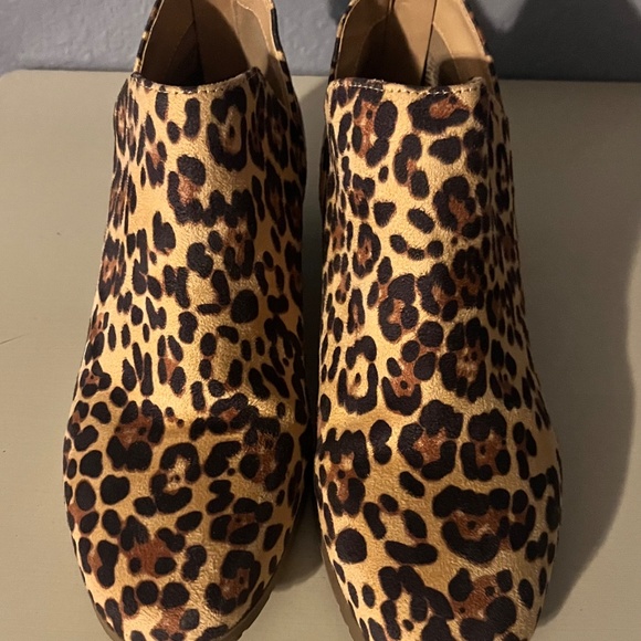 Kenneth Cole REACTION Women's Size 7M Side Way Low Heel Ankle Bootie Leopard - Picture 2 of 8